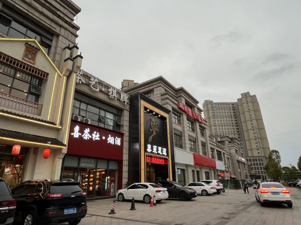 房东直租黄陂盘龙城奥莱汇地铁口邻街旺铺，交通便利，优价出租