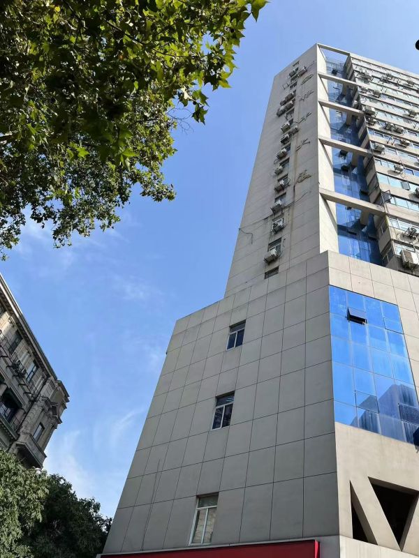 房东直租江岸区100平精装写字楼，交通便利，优价出租