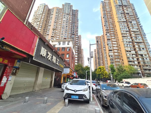 房东直租洪山杨家湾地铁附近空置中临街旺铺，客流量大优价招租