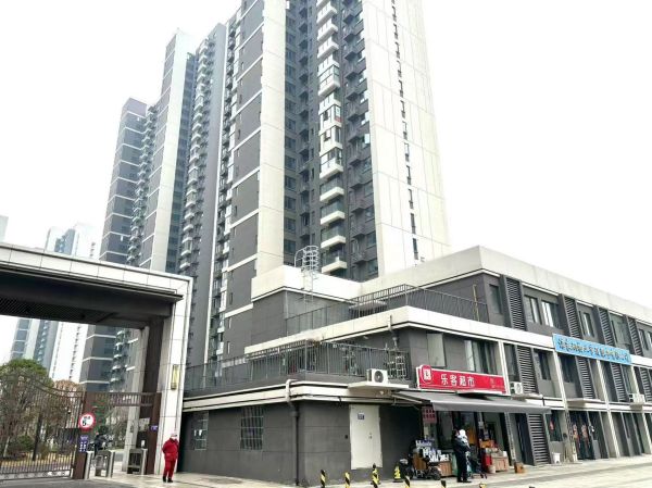 房东直租湖北大学门口沃尔玛底商30平至600平低价招租
