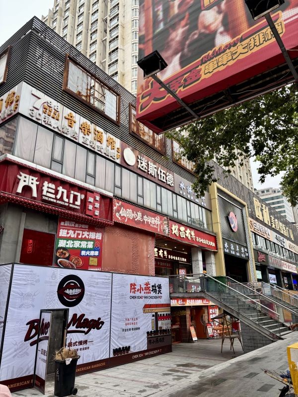 （房东直租）江汉路临街旺铺240平公寓名宿1200平优价招租